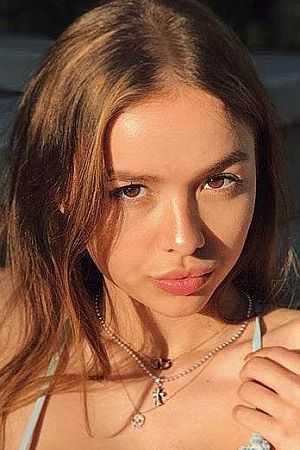 Алёна, метро Площадь Революции